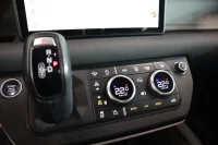 Land Rover Defender 221kW thumbnail