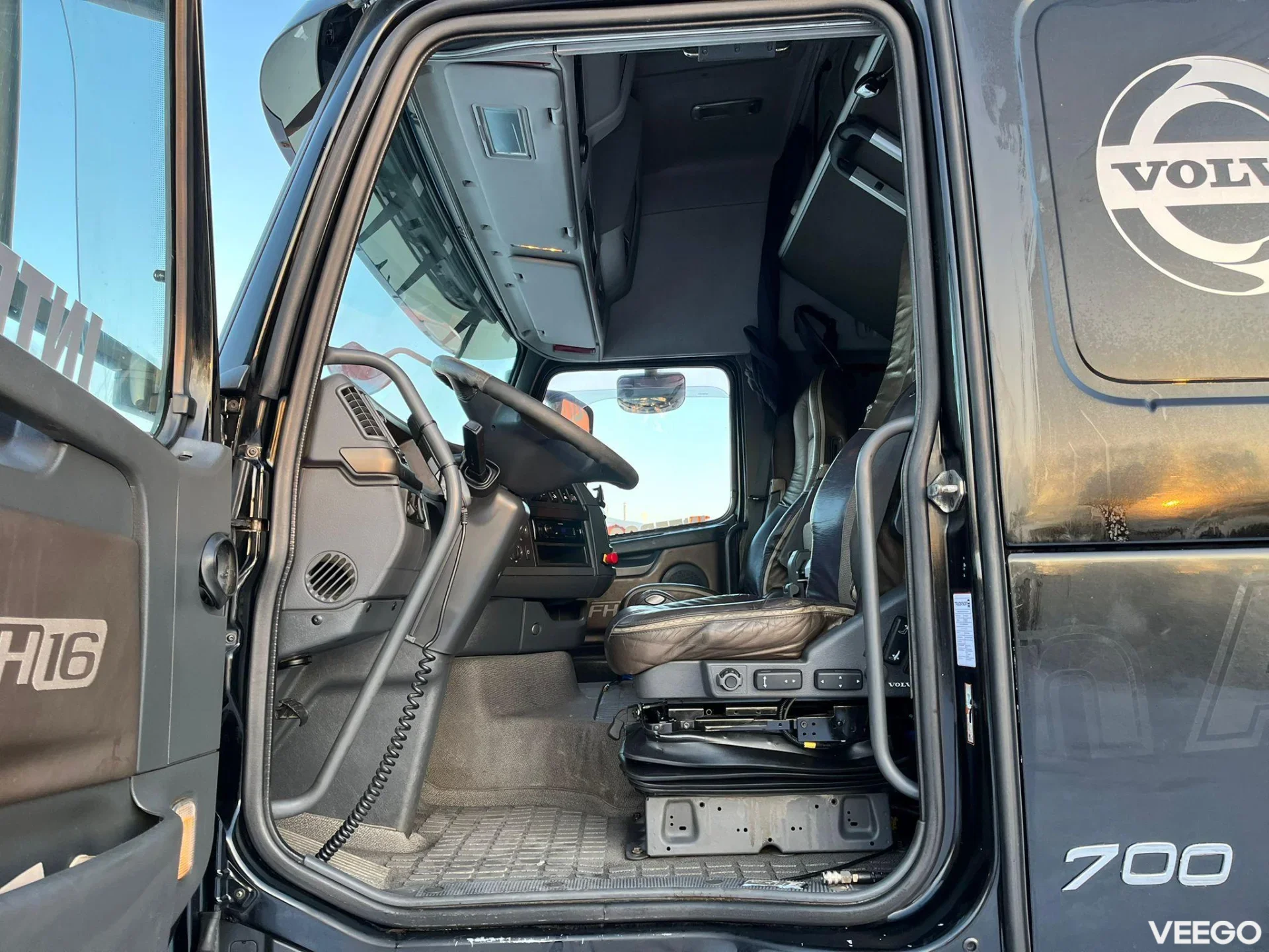 Volvo FH 16 700 6x4 GLOBE XL / HYDRAULICS / RETARDER 515kW