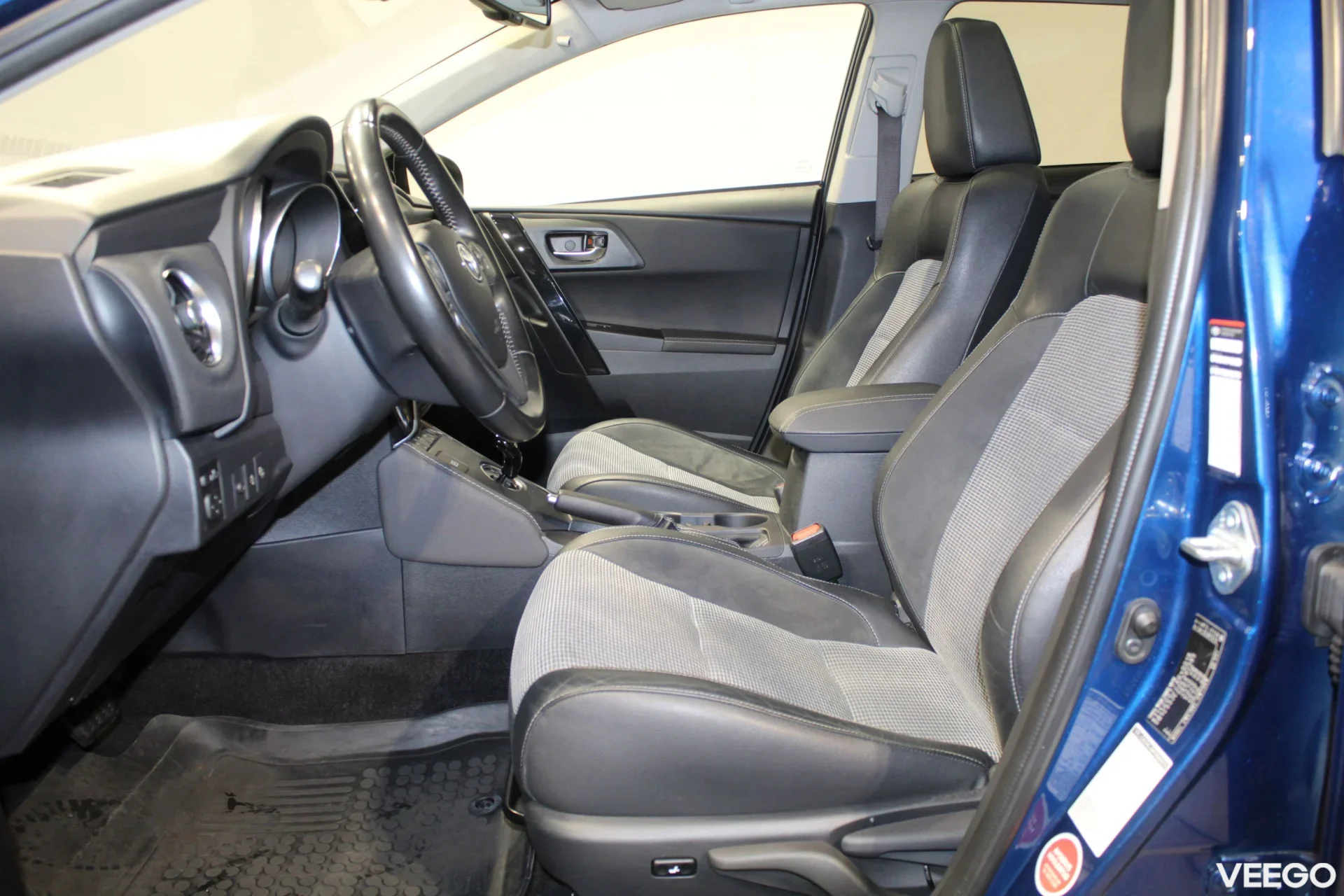 Toyota Auris Luxury 1.8 73kW