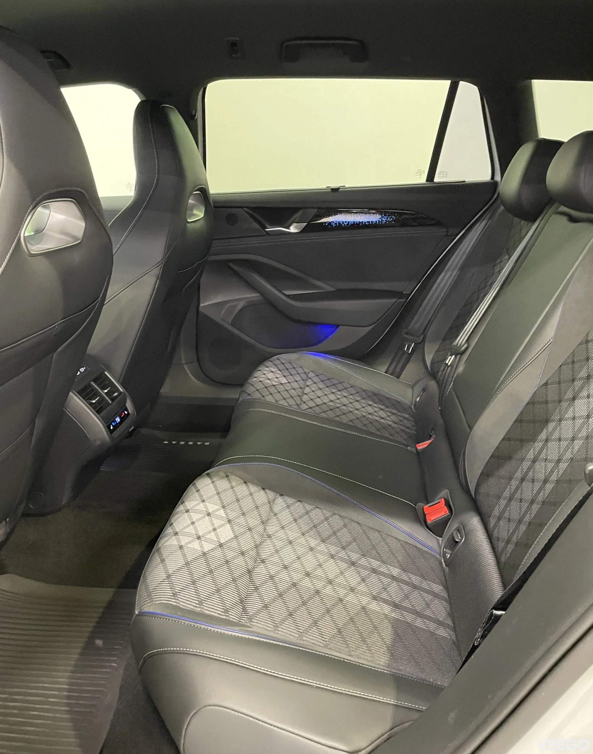 Volkswagen Passat Variant 4Motion R-Line Black Style 2 142kW