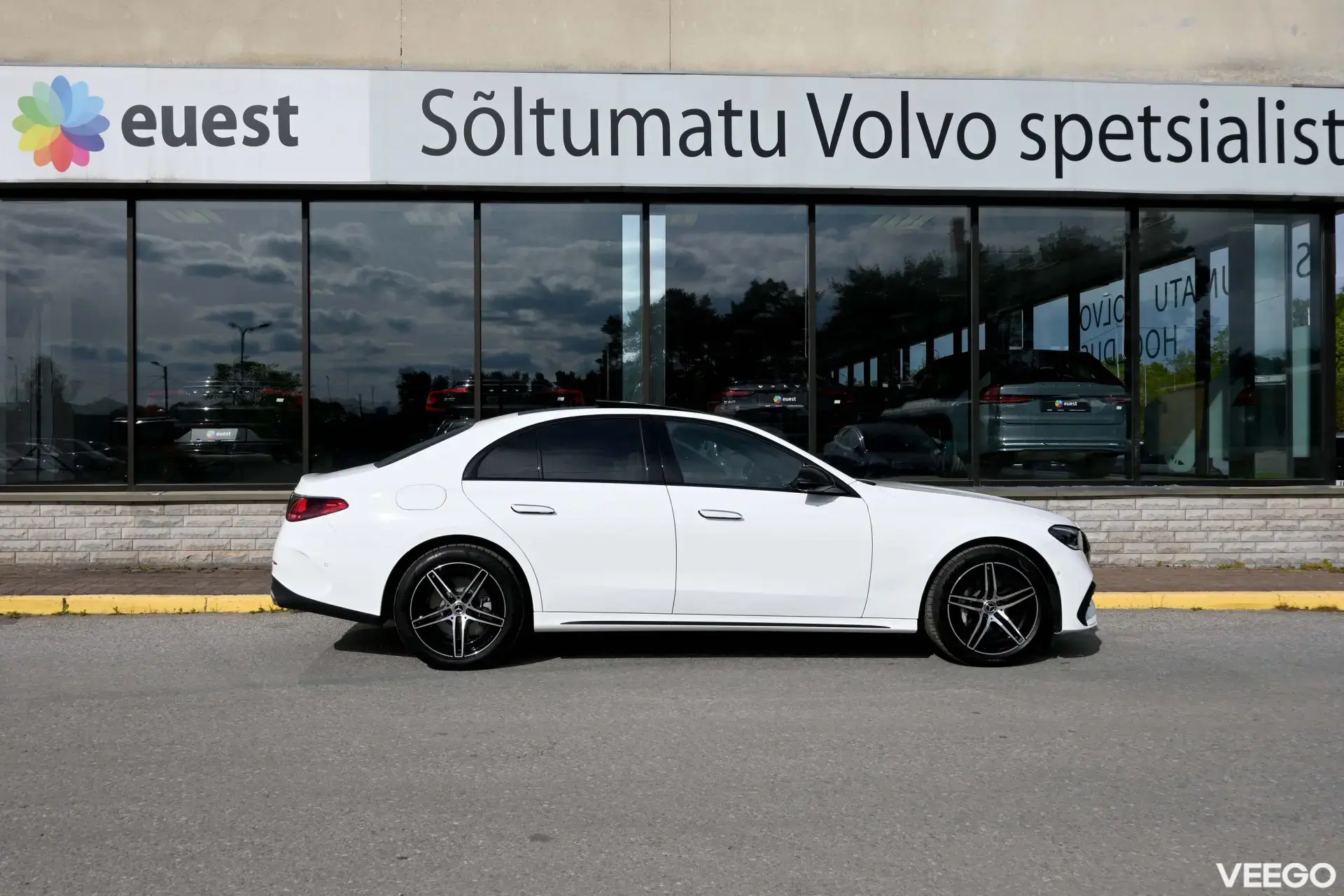 Mercedes-Benz E300 e 4matic AMG NIGHT SAFETY FULL Plug-in 2 230kW