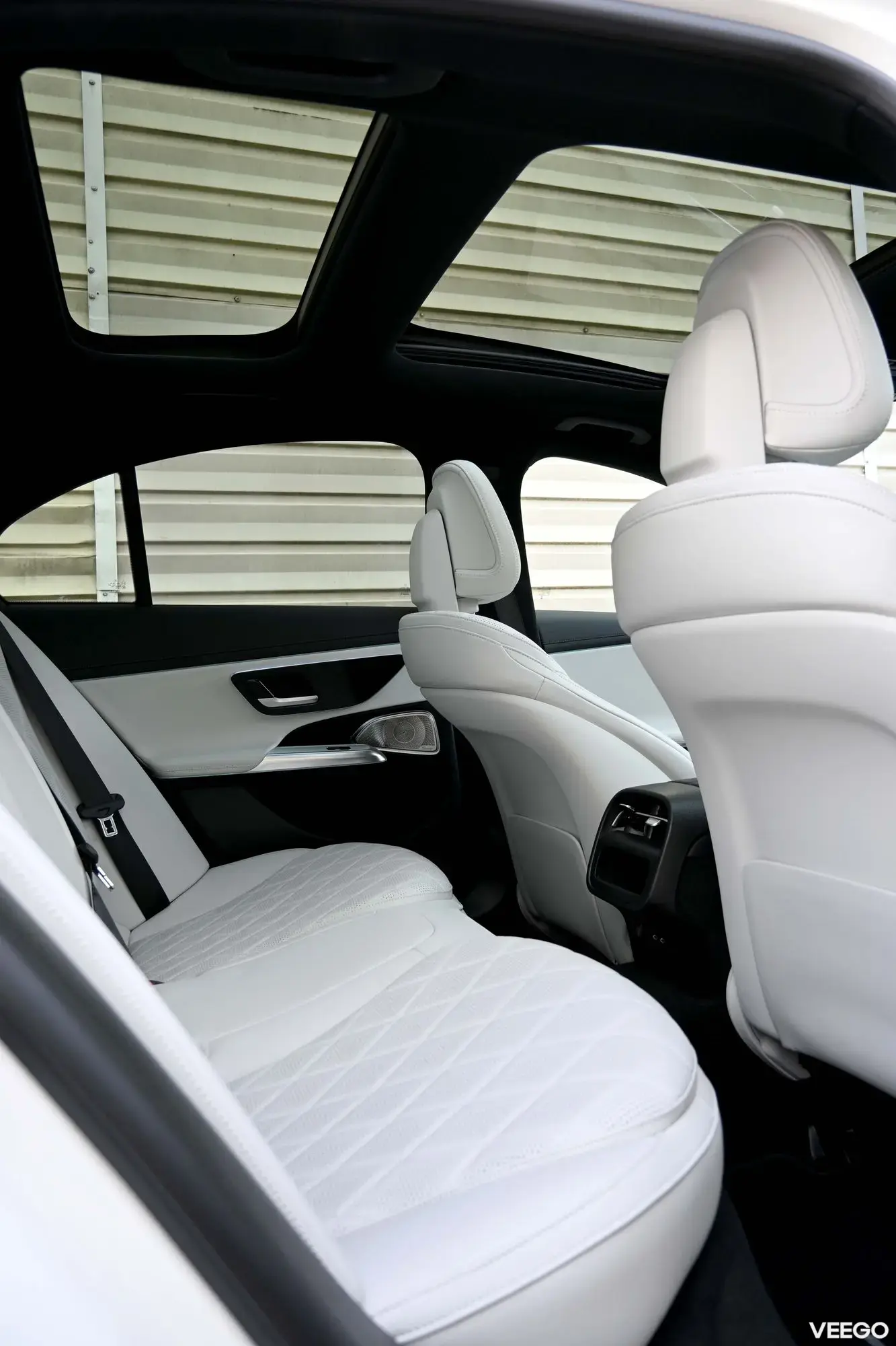 Mercedes-Benz E300 e 4matic AMG NIGHT SAFETY FULL Plug-in 2 230kW